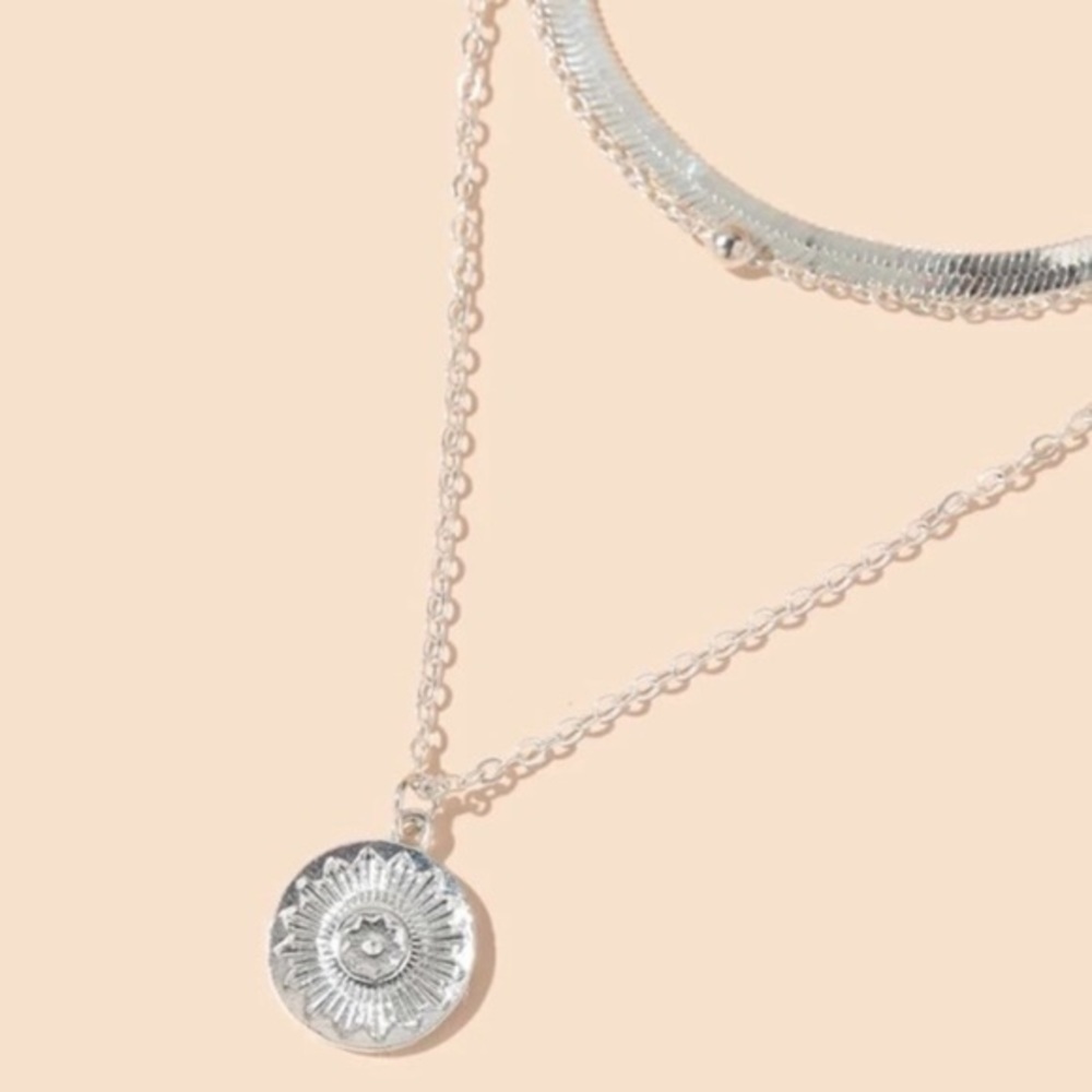 Silver round pendant choker necklace - Picture 3 of 3
